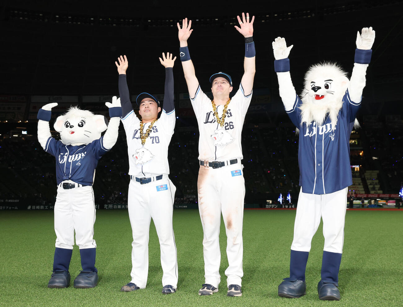 西武対日本ハム　勝利を喜ぶ、左からライナ、西武豆田泰志、タイラー・ネビン、レオ（撮影・宮地輝）