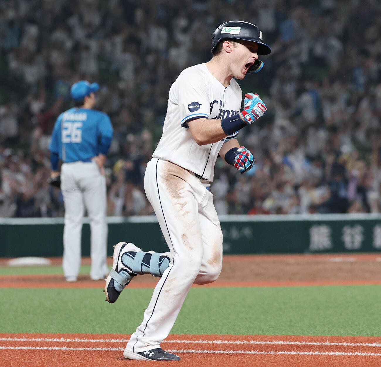 西武対日本ハム　10回裏西武1死、サヨナラ本塁打を放ちガッツポーズするタイラー・ネビン（撮影・宮地輝）