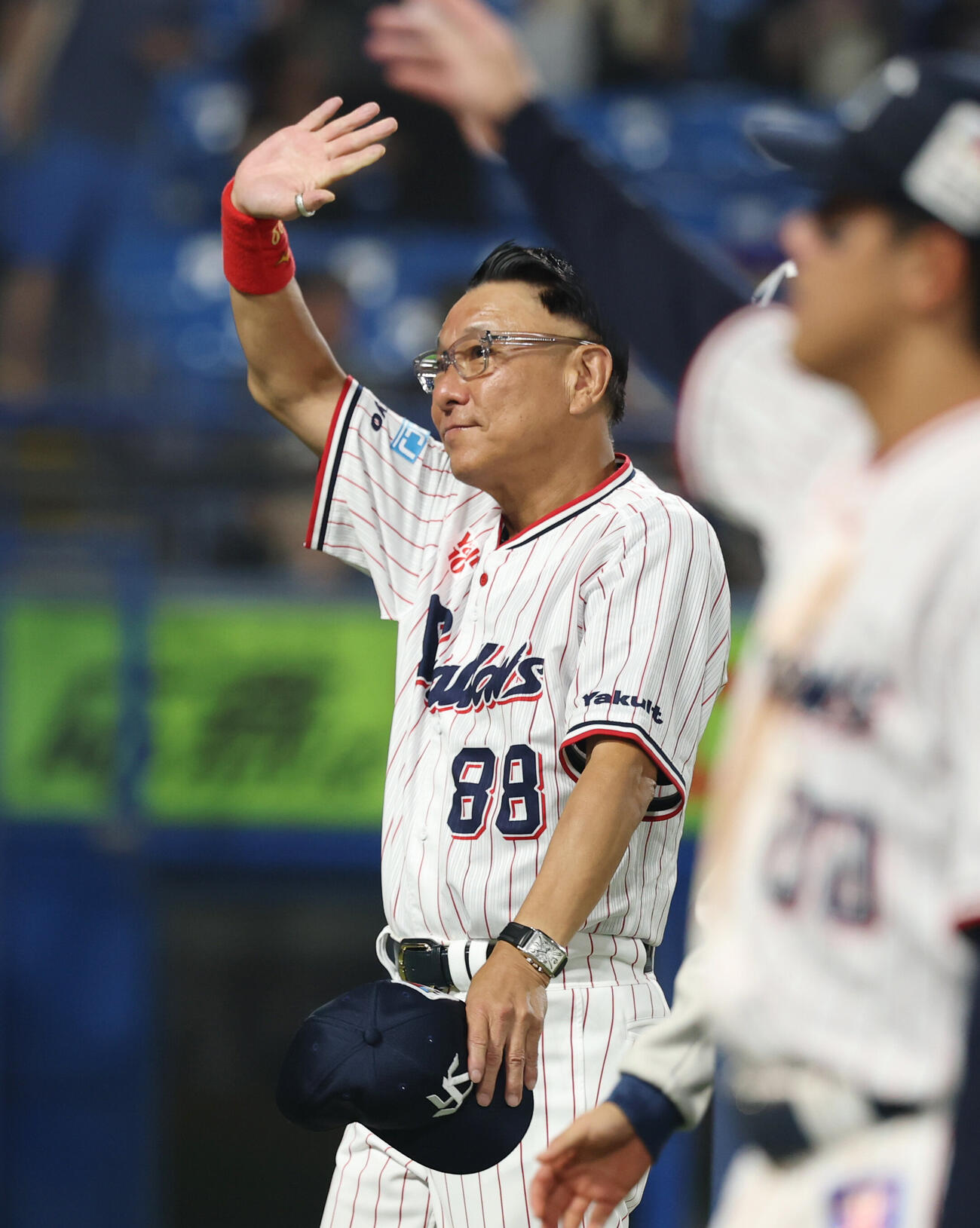ヤクルト対中日　勝利し手を振り引き揚げる池山隆寛監督（撮影・増田悦実）
