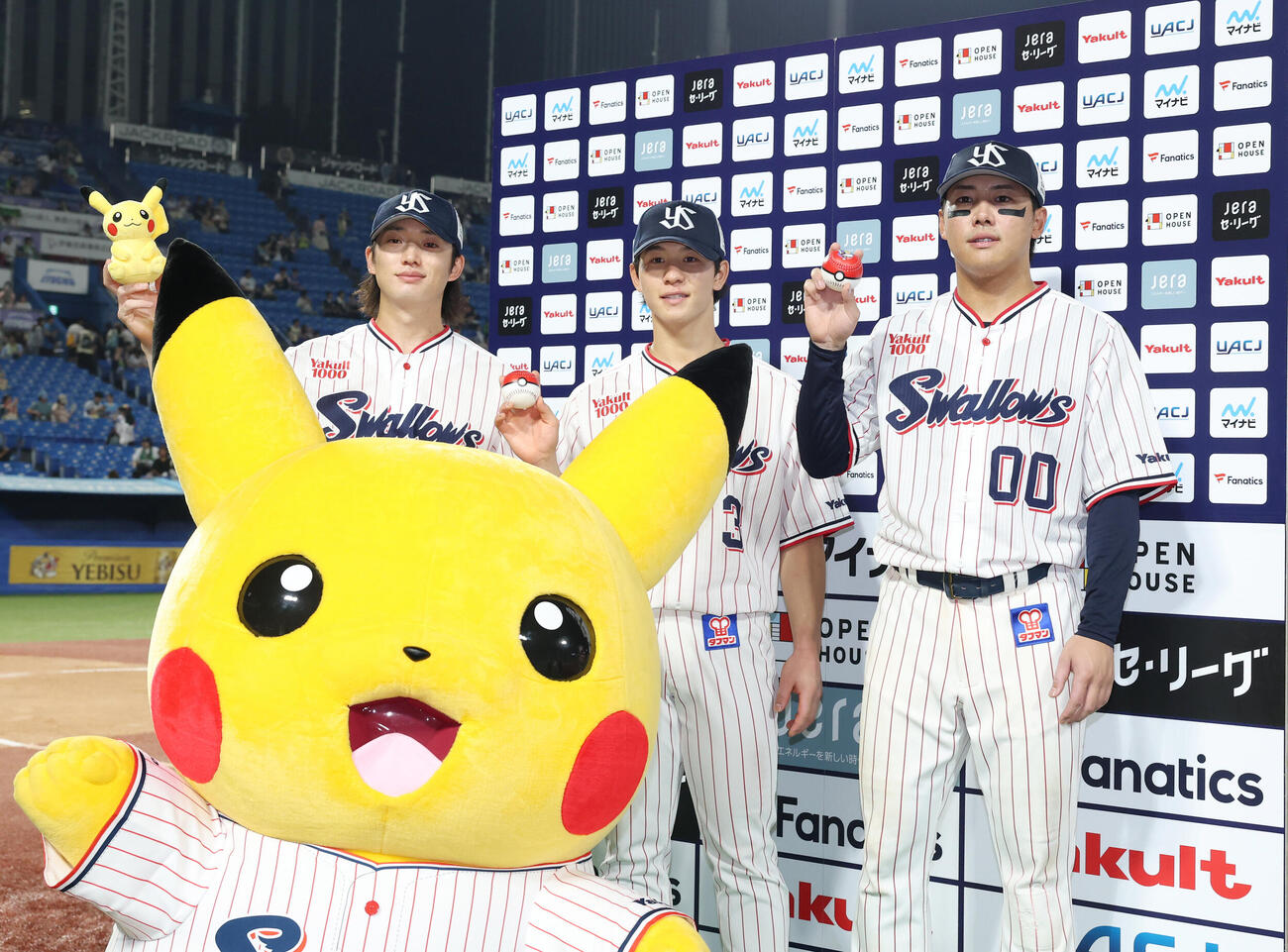 ヤクルト対中日　勝利しピカチュウと笑顔を見せる、左から長岡秀樹、内山壮真、赤羽由紘（撮影・増田悦実）