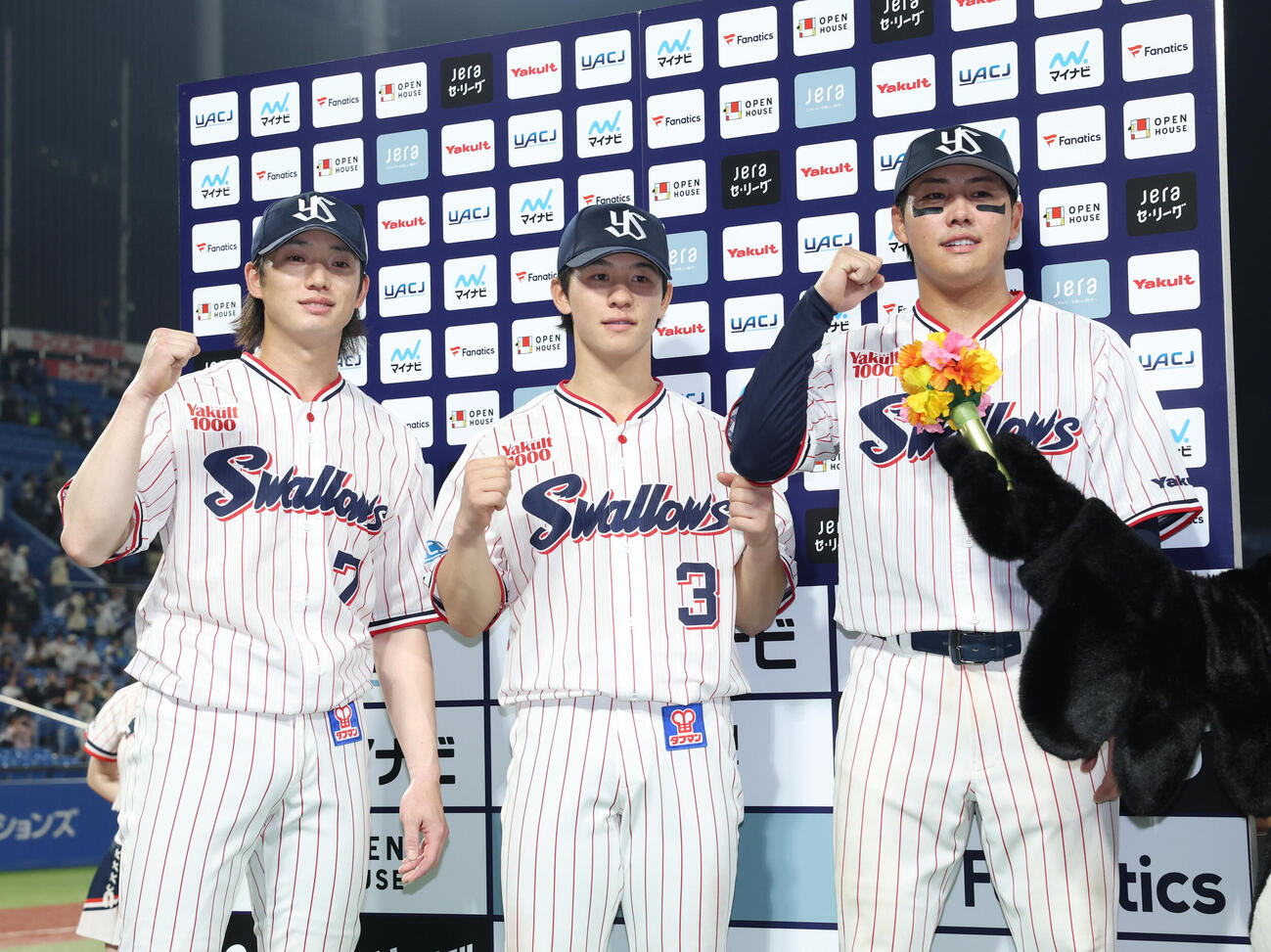 ヤクルト対中日　勝利し笑顔でガッツポーズをする左から長岡秀樹、内山壮真、赤羽由紘（撮影・増田悦実）