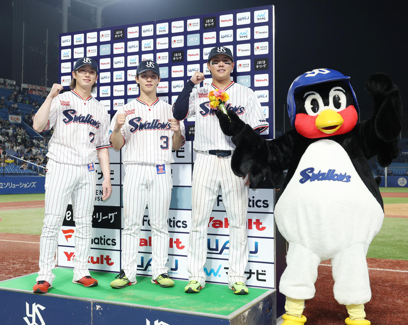 ヤクルト対中日　勝利し笑顔でガッツポーズをする左から長岡秀樹、内山壮真、赤羽由紘（撮影・増田悦実）