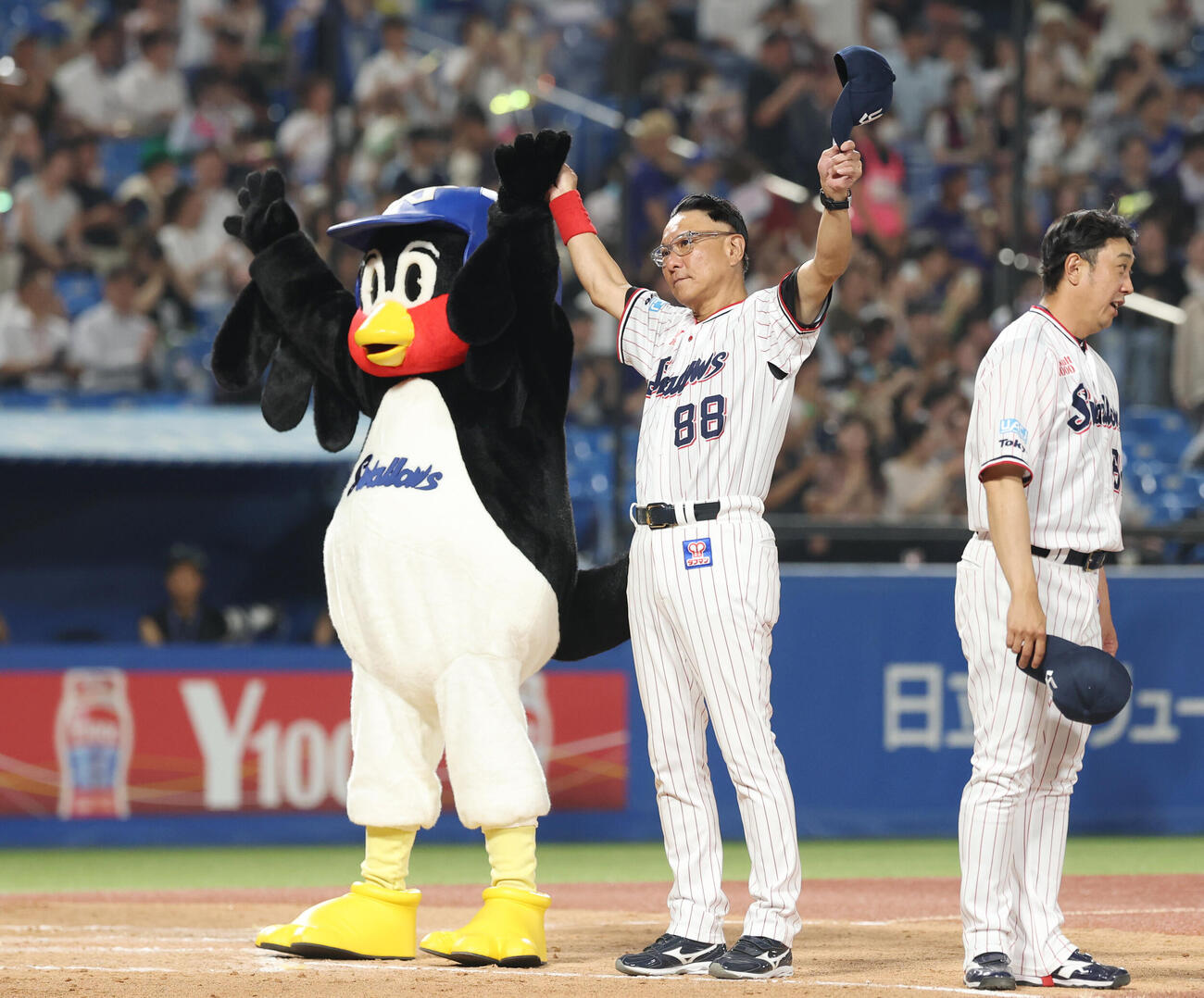 ヤクルト対中日　勝利しつば九郎と手をつなぎ、あいさつするヤクルト池山隆寛監督（撮影・増田悦実）