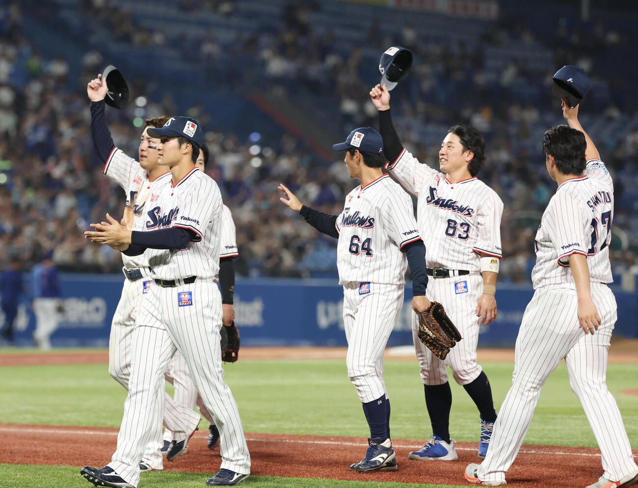 ヤクルト対中日　勝利し手を振り引き揚げるヤクルトナイン（撮影・増田悦実）