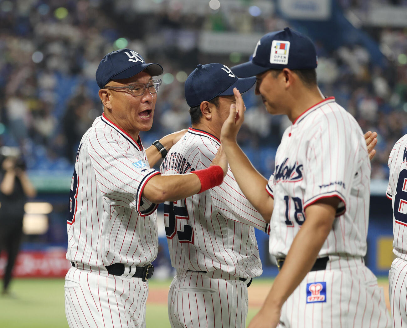 ヤクルト対中日　勝利しタッチを交わす奥川恭伸（右）と池山隆寛監督（撮影・増田悦実）
