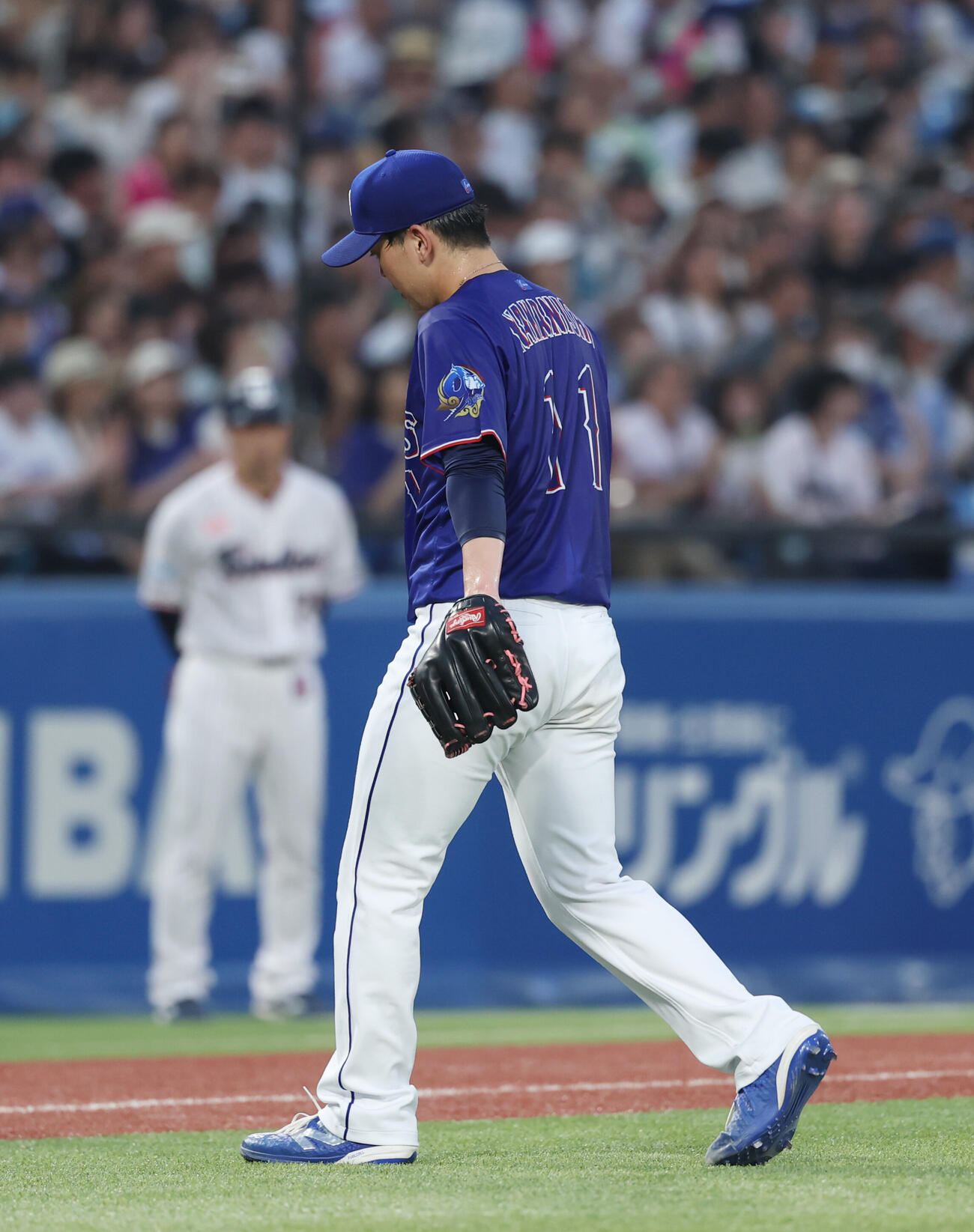 ヤクルト対中日　2回裏を終えがっくりとベンチに戻る中西聖輝（撮影・増田悦実）