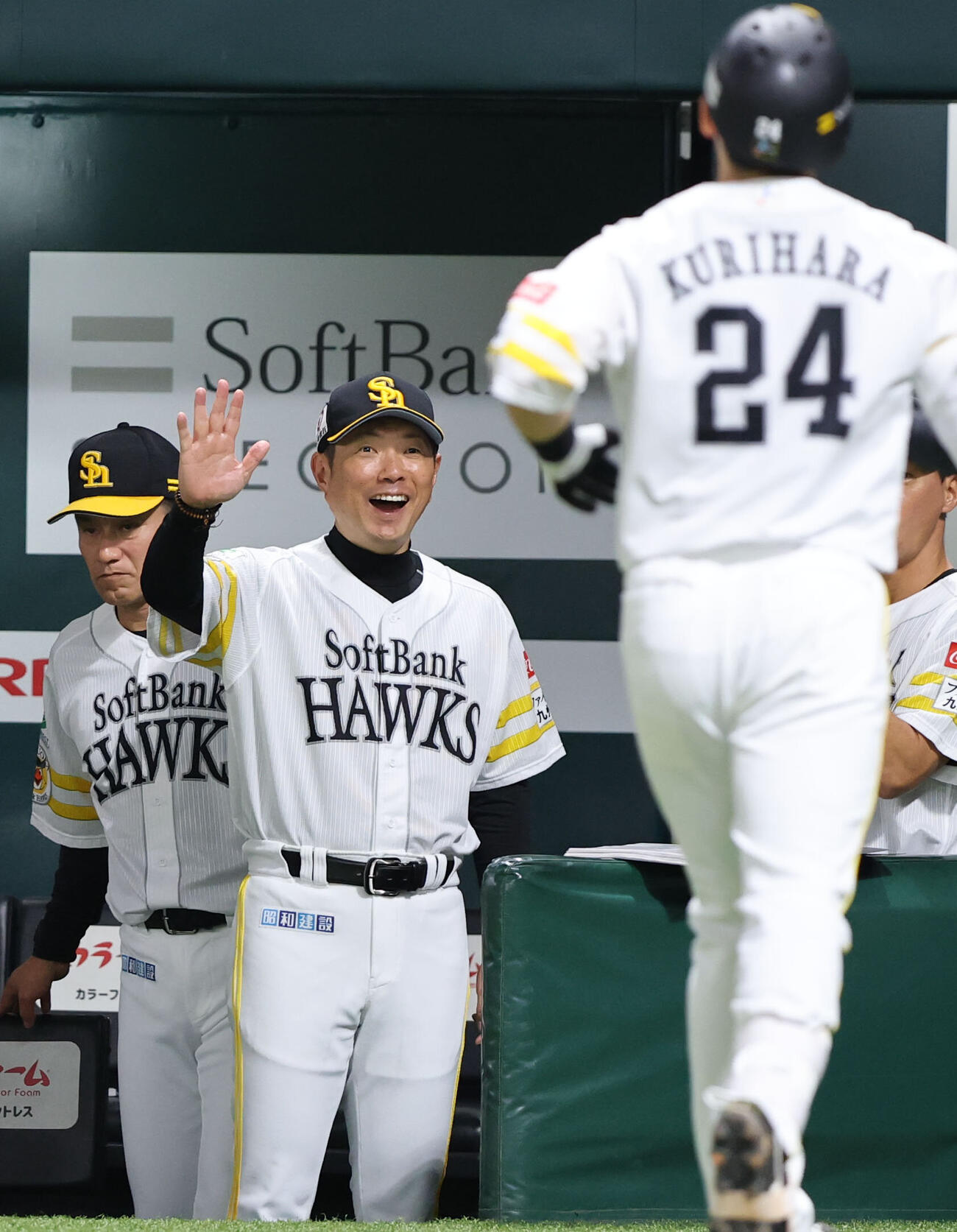 ソフトバンク対オリックス　6回裏ソフトバンク1死、左中間本塁打を放った栗原陵矢を笑顔で迎える小久保裕紀監督（撮影・梅根麻紀）