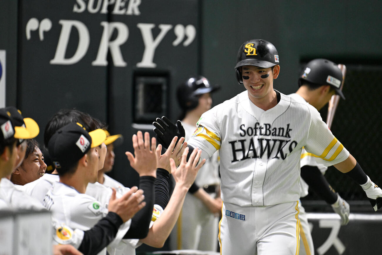 ソフトバンク対オリックス　6回裏ソフトバンク1死、栗原陵矢（右）は本塁打を放ちナインとタッチを交わす（撮影・林敢治）