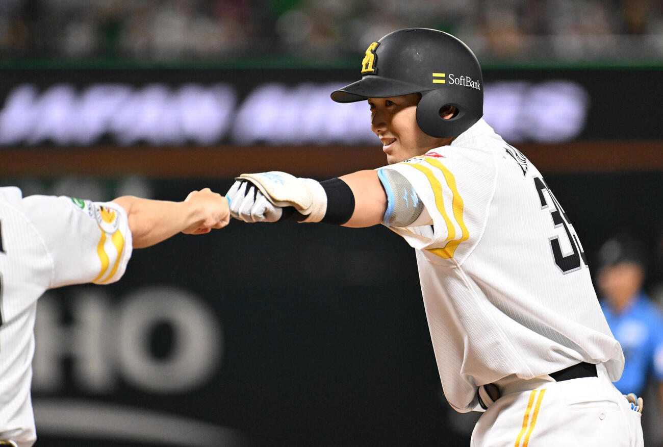 ソフトバンク対オリックス　4回裏ソフトバンク1死二、三塁、山本祐大は適時打を放つ（撮影・林敢治）