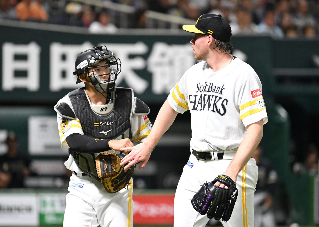 ソフトバンク対オリックス　1回表終了後、ベンチに戻るスチュワート・ジュニア（右）と山本祐大（撮影・林敢治）
