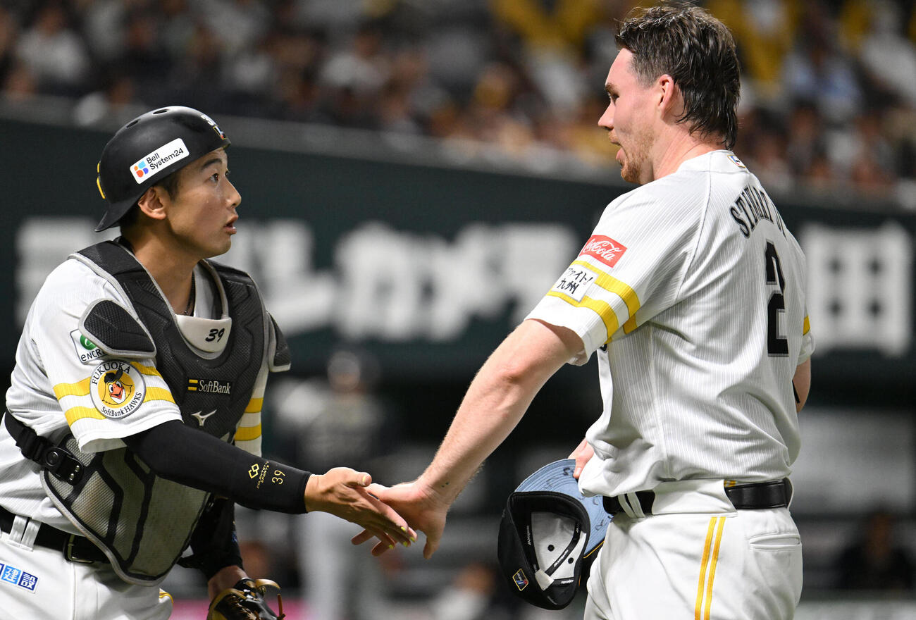 ソフトバンク対オリックス　4回表終了後、山本祐大捕手（左）とタッチを交わすスチュワート・ジュニア（撮影・林敢治）