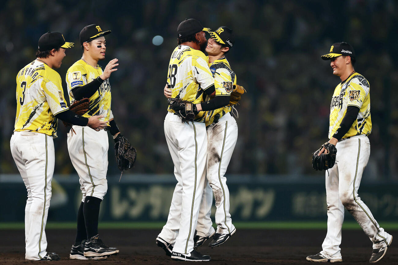 阪神対DeNA DeNAに勝利し、阪神中野拓夢（右から2人目）を抱きかかえて喜ぶラファエル・ドリス（撮影・前田充）