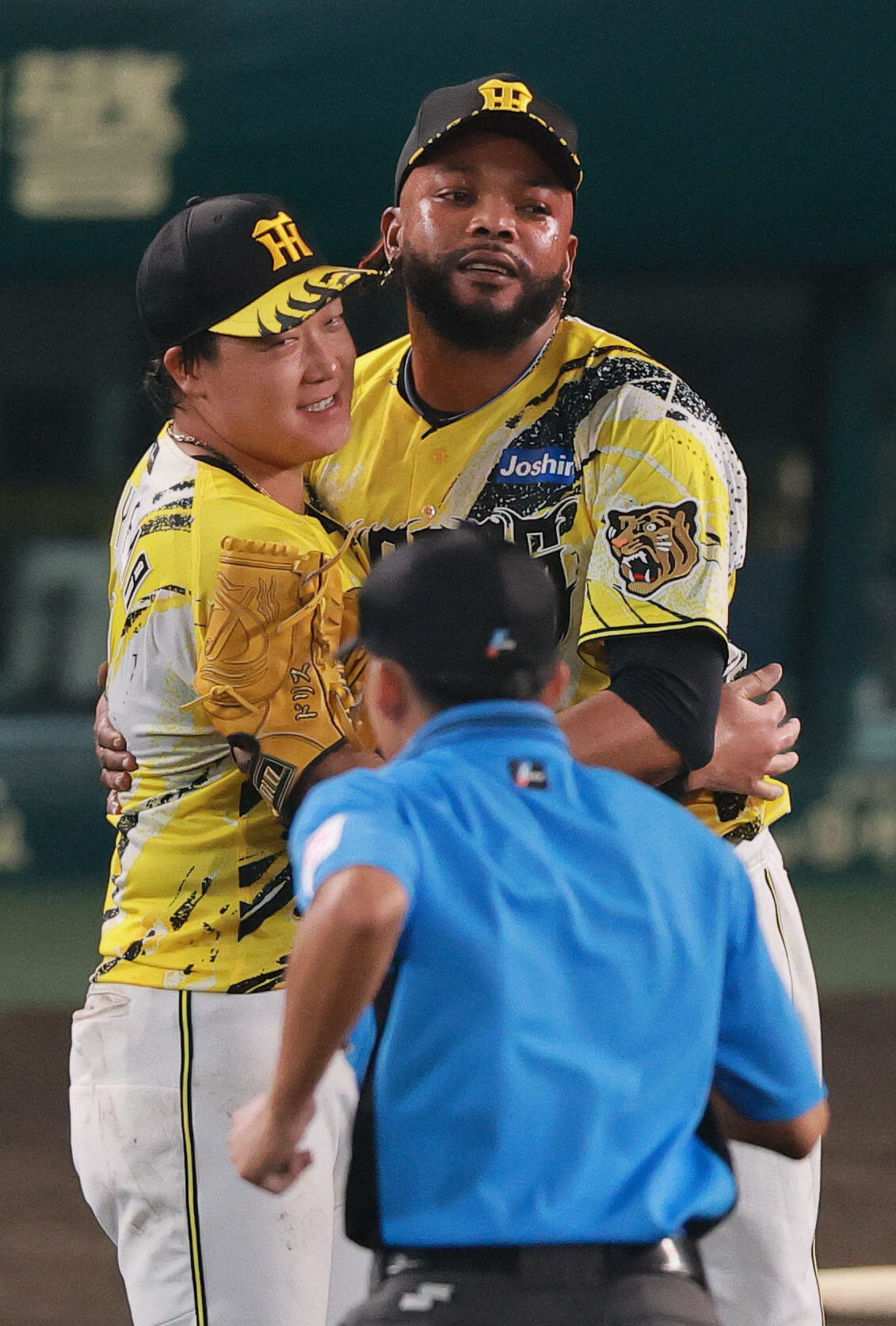 阪神対DeNA DeNAに勝利し、試合を締めたラファエル・ドリス（右）は大山悠輔と抱き合って喜ぶ（撮影・上山淳一）