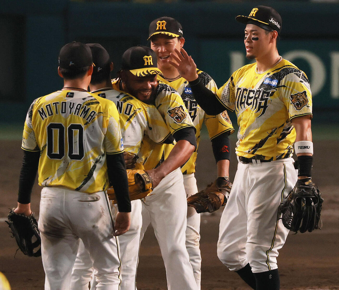 阪神対DeNA DeNAに勝利し、試合を締めたラファエル・ドリス（右から3人目）は好捕した中野拓夢とハグする（撮影・上山淳一）