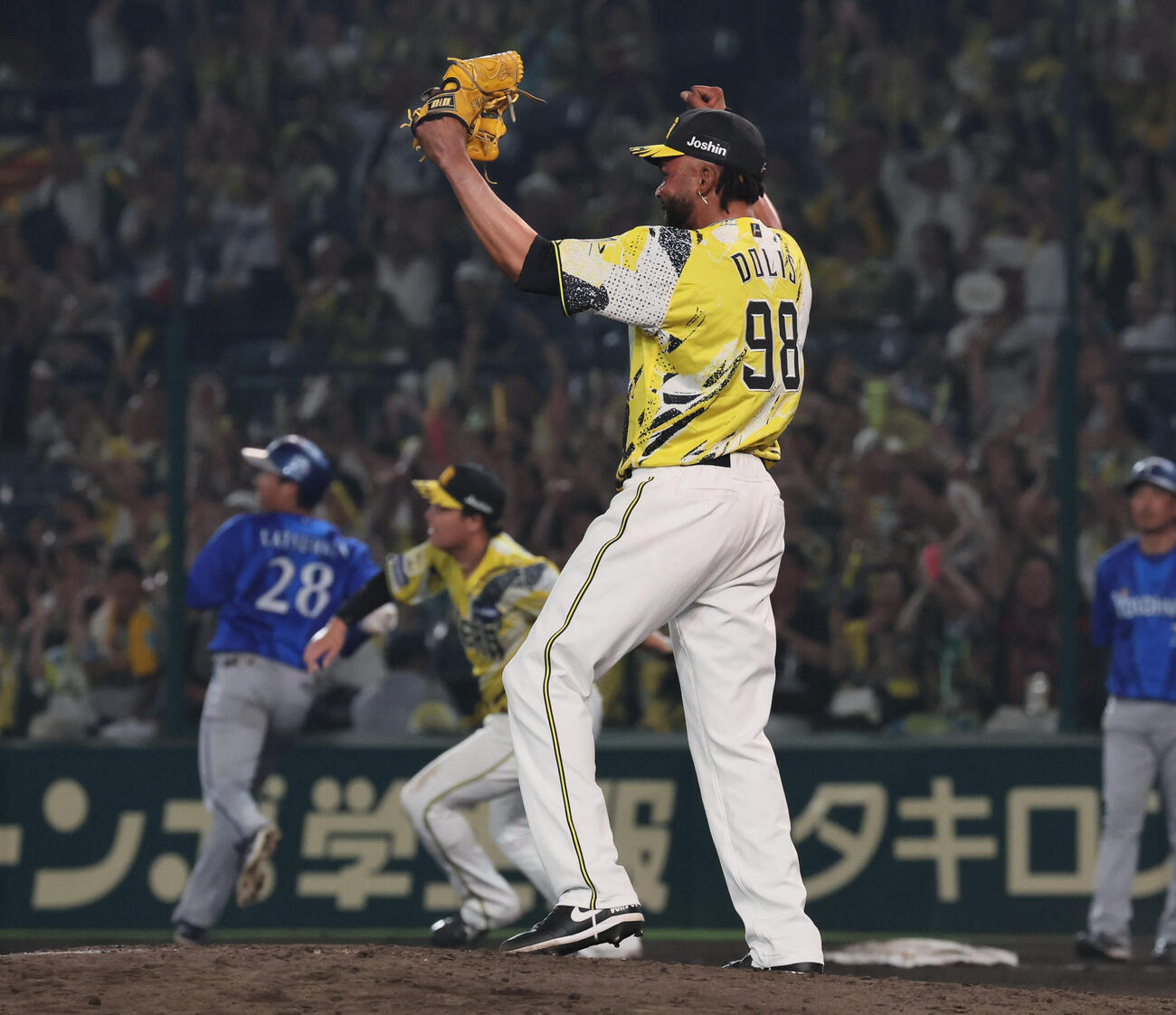 阪神対DeNA 9回表DeNA2死、ラファエル・ドリスは中野拓夢の好守で締めてガッツポーズ（撮影・宮崎幸一）