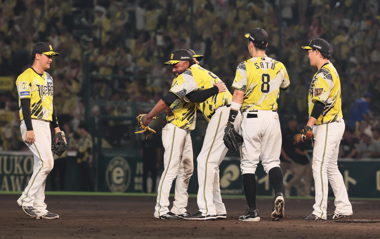 阪神対DeNA 9回表DeNA2死、ラファエル・ドリスは中野拓夢の好守で締めて抱き締める（撮影・宮崎幸一）