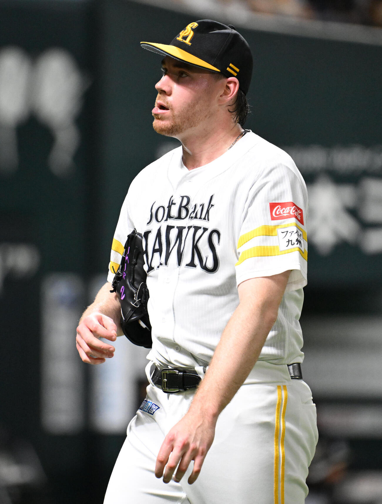 ソフトバンク対オリックス　1回表終了後、先制を許し厳しい表情でベンチに戻るスチュワート・ジュニア（撮影・林敢治）