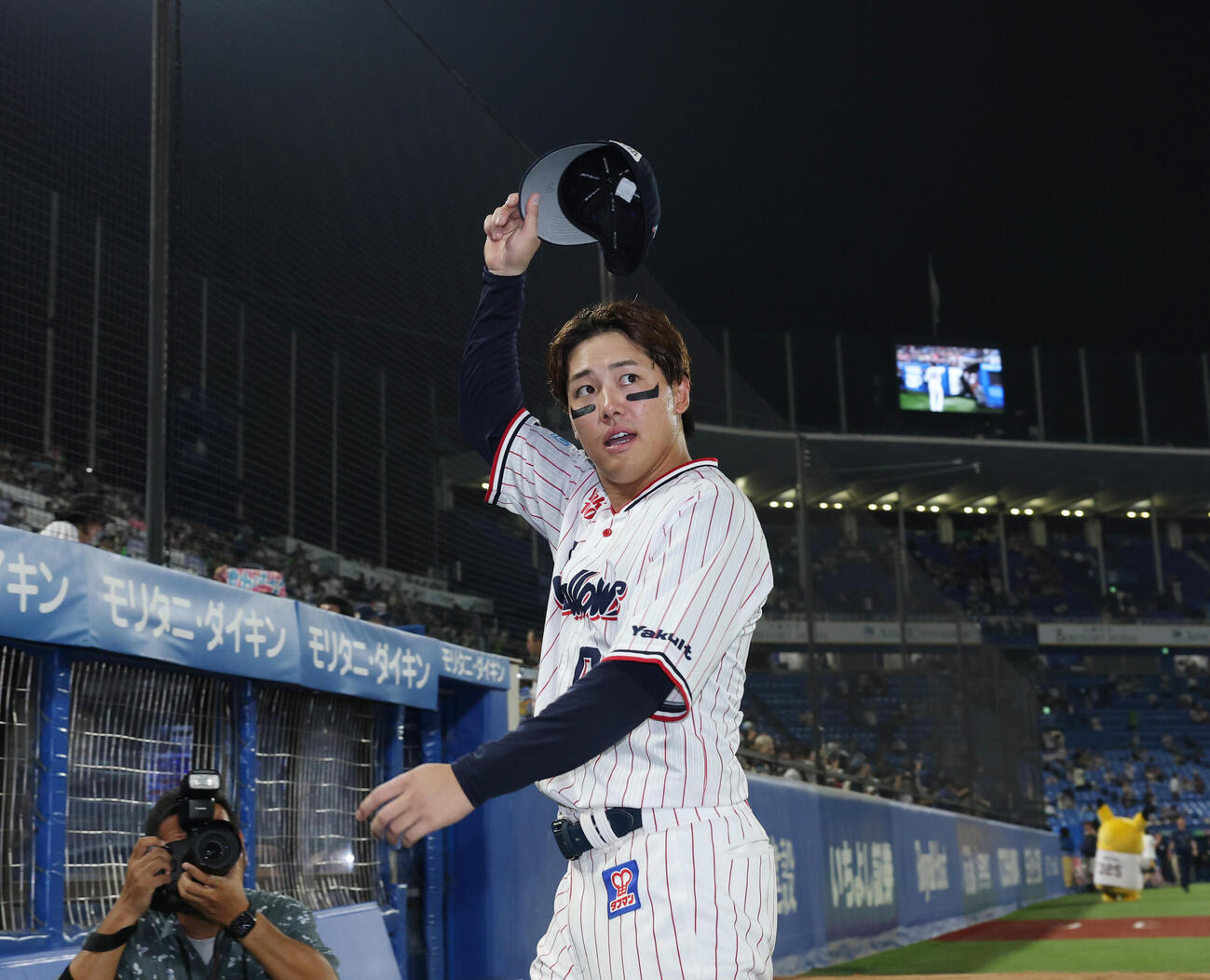 ヤクルト対中日　勝利し手を振り引き揚げる赤羽由紘（撮影・増田悦実）