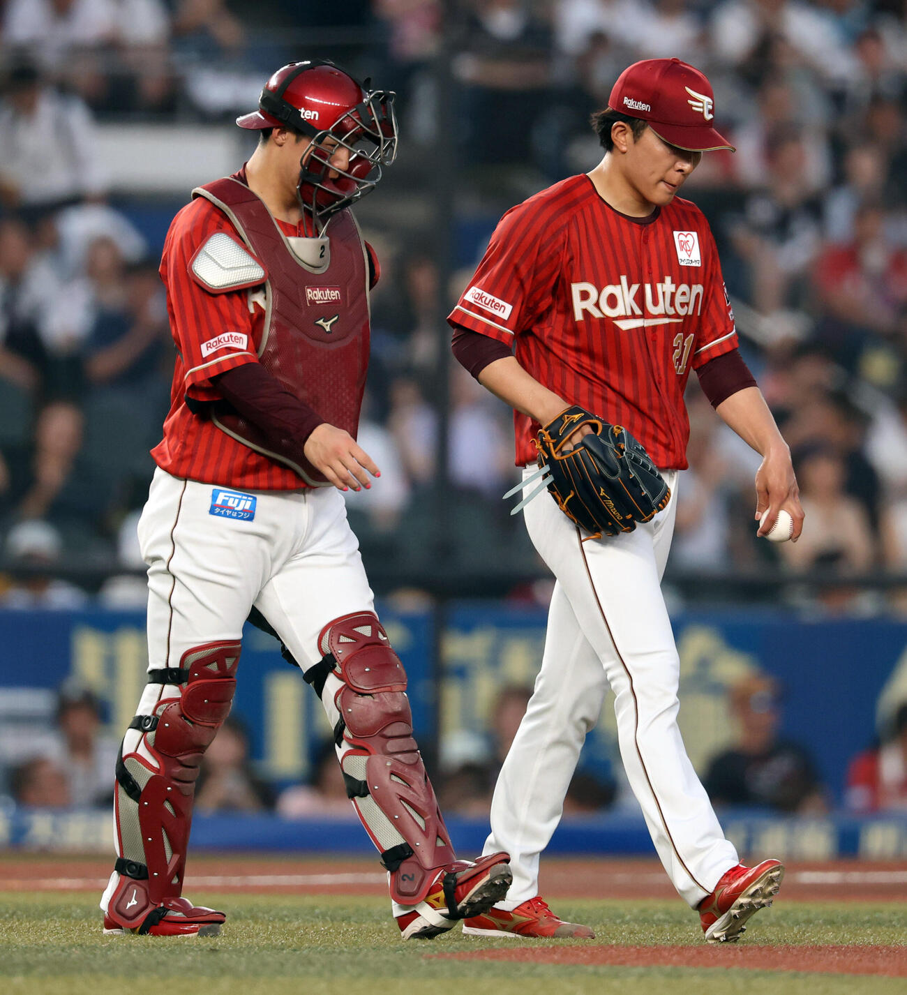 ロッテ対楽天　序盤から打ち込まれ、マウンドで言葉を交わす楽天太田光（左）と早川隆久（撮影・浅見桂子）