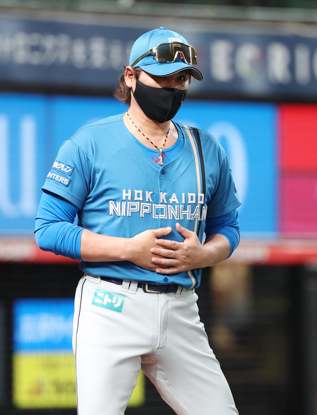 西武対日本ハム　8回裏、選手交代を告げた日本ハム新庄剛志監督（撮影・宮地輝）