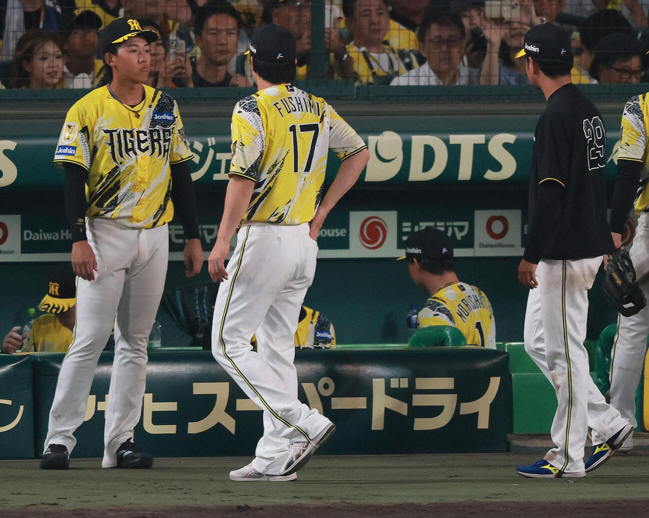 阪神対DeNA 8回表を終えベンチに戻った森下翔太はグラブを投げつける（撮影・上山淳一）