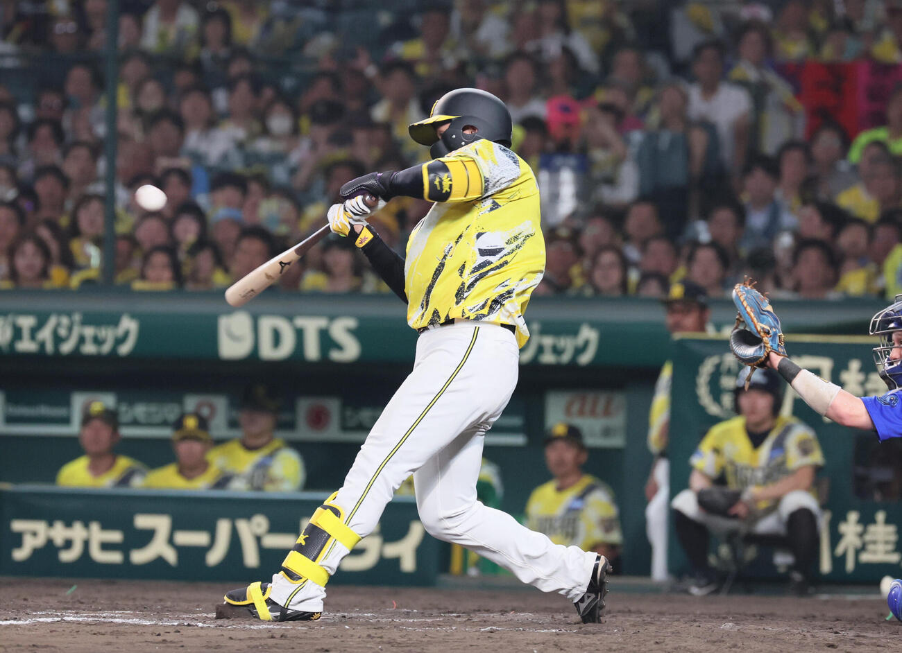 阪神対DeNA 8回裏阪神1死三塁、森下翔太は勝ち越し犠飛を放つ（撮影・宮崎幸一）