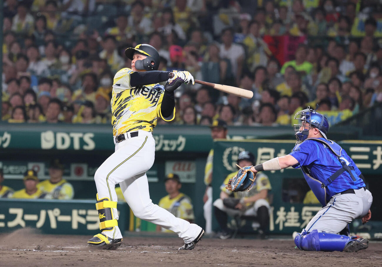 阪神対DeNA 8回裏阪神1死三塁、森下翔太は勝ち越し犠飛を放つ（撮影・宮崎幸一）