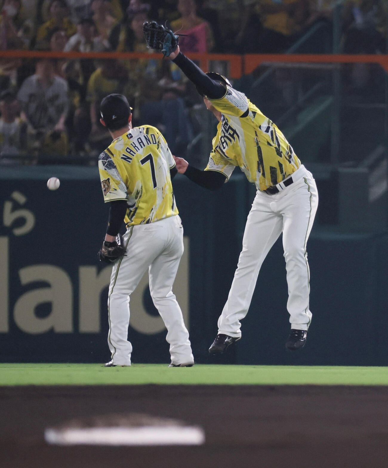 阪神対DeNA 8回表DeNA2死、森下翔太（右）は松尾汐恩の打球を落球する。手前は中野拓夢（撮影・宮崎幸一）
