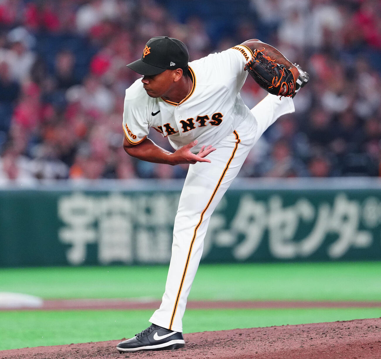 巨人対広島　8回表から4番手で登板した巨人エルビス・ルシアーノ（撮影・鈴木みどり）