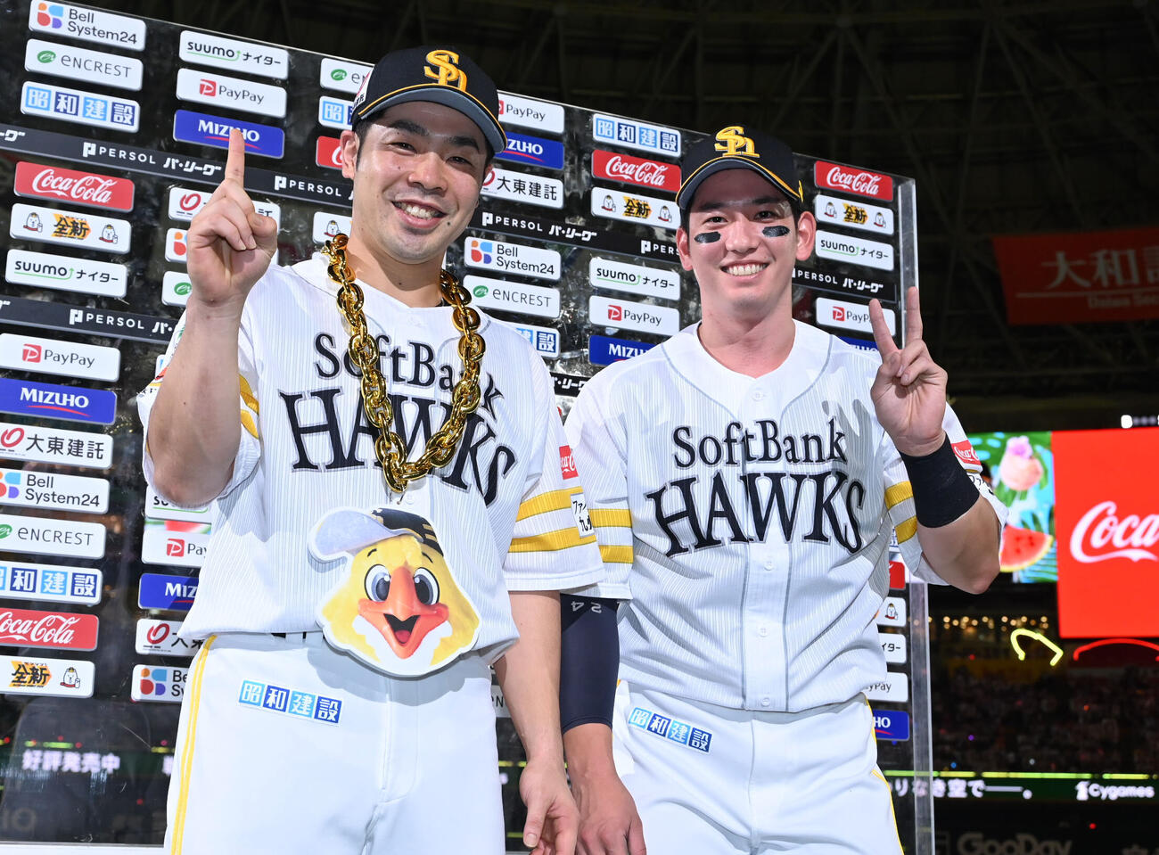 ソフトバンク対オリックス　笑顔でポーズを決める近藤健介（左）と栗原陵矢（撮影・林敢治）