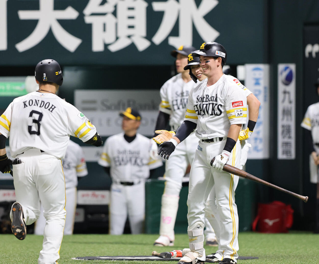 ソフトバンク対オリックス　2回裏ソフトバンク1死一塁、近藤健介は右中間に2点本塁打を放ち栗原陵矢とハイタッチ（撮影・梅根麻紀）