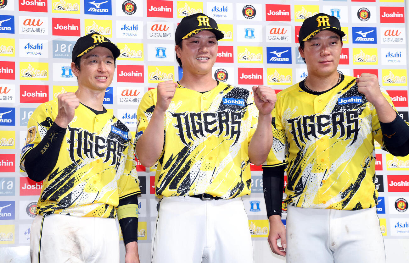 阪神対DeNA　お立ち台でガッツポーズする、左から阪神近本光司、伏見寅威、大山悠輔（撮影・前田充）