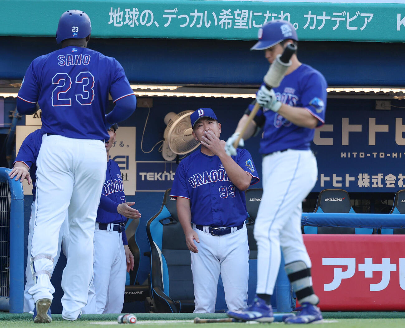 ヤクルト対中日　1回表中日1死、本塁打を放ったミゲル・サノー（左）をポーズで出迎える井上一樹監督（撮影・増田悦実）