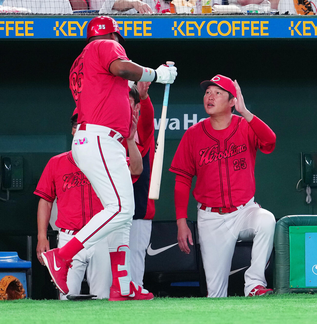 巨人対広島　2回表広島2死、ソロ本塁打を放ったエレフリス・モンテロ（左）を迎える新井貴浩監督（撮影・鈴木みどり）