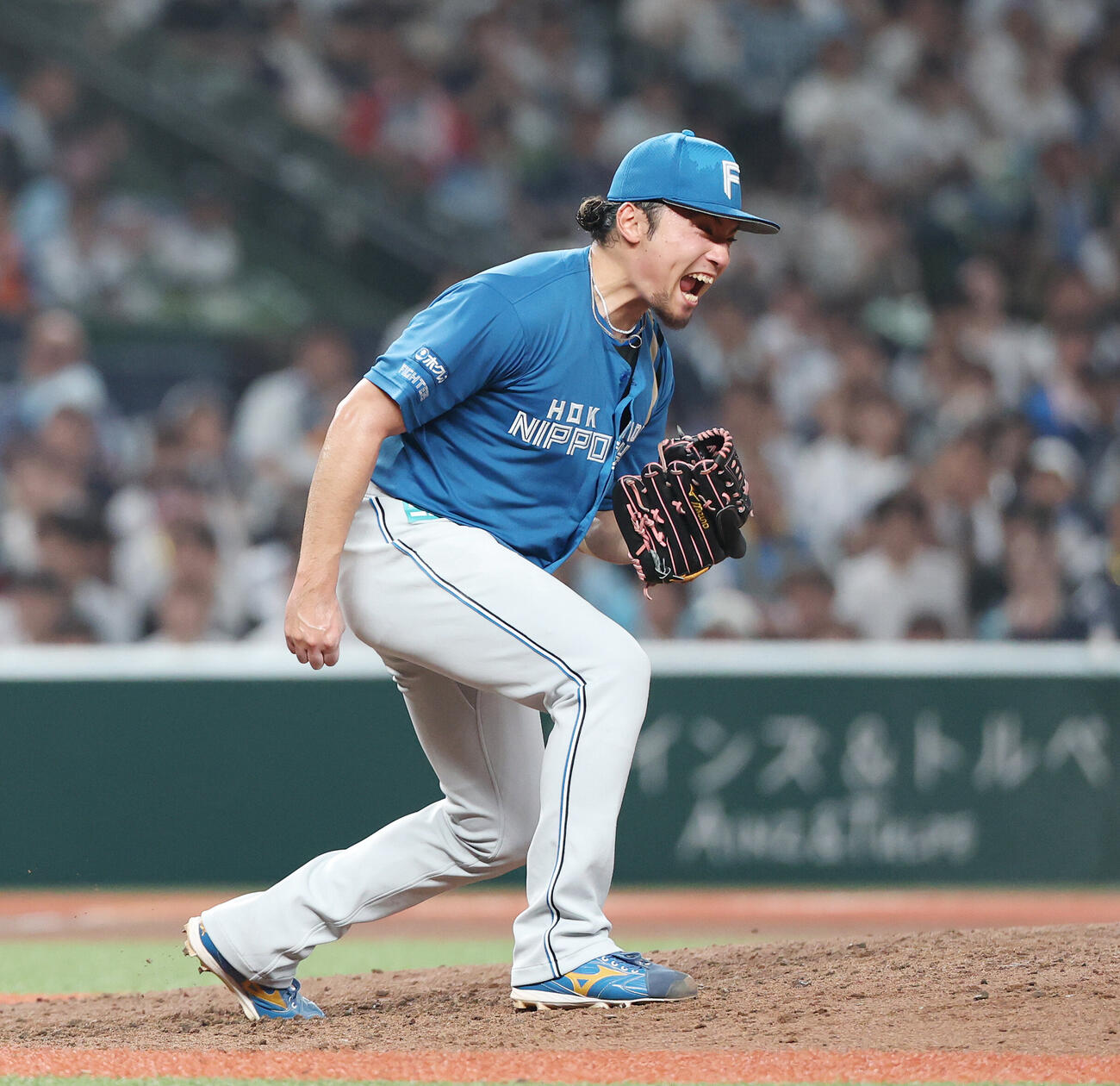 西武対日本ハム　6回裏西武2死一、三塁、渡部聖弥から空振り三振を奪い雄たけびを上げる伊藤大海（撮影・宮地輝）