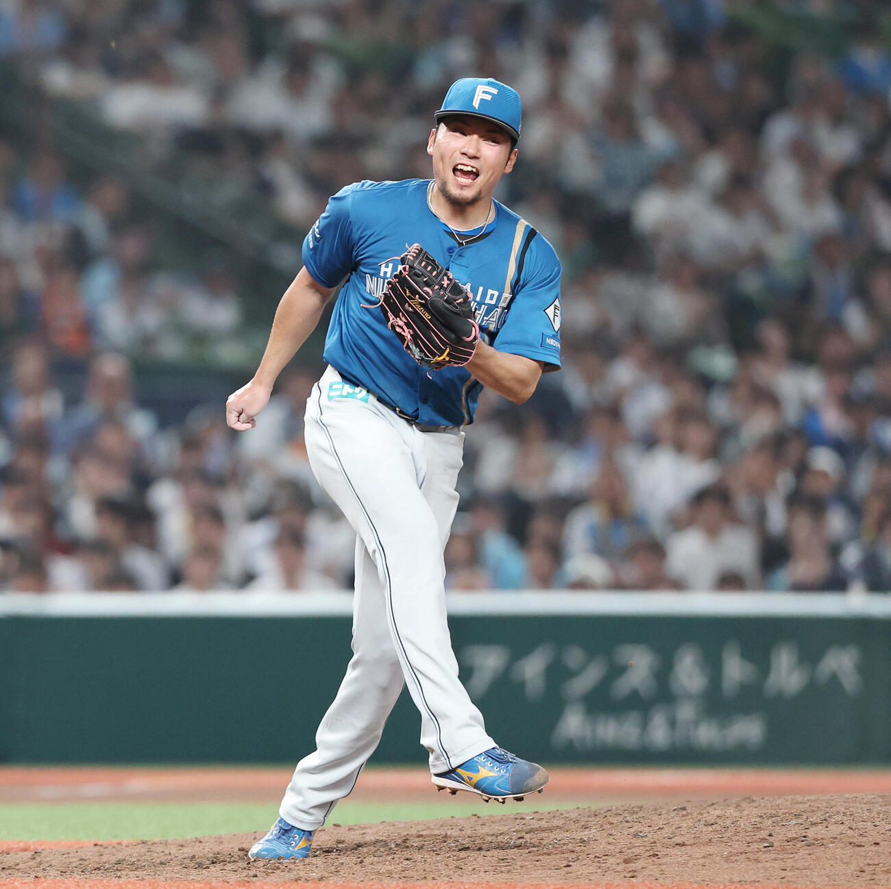 西武対日本ハム　6回裏西武2死一、三塁、渡部聖弥から空振り三振を奪い雄たけびを上げる伊藤大海（撮影・宮地輝）