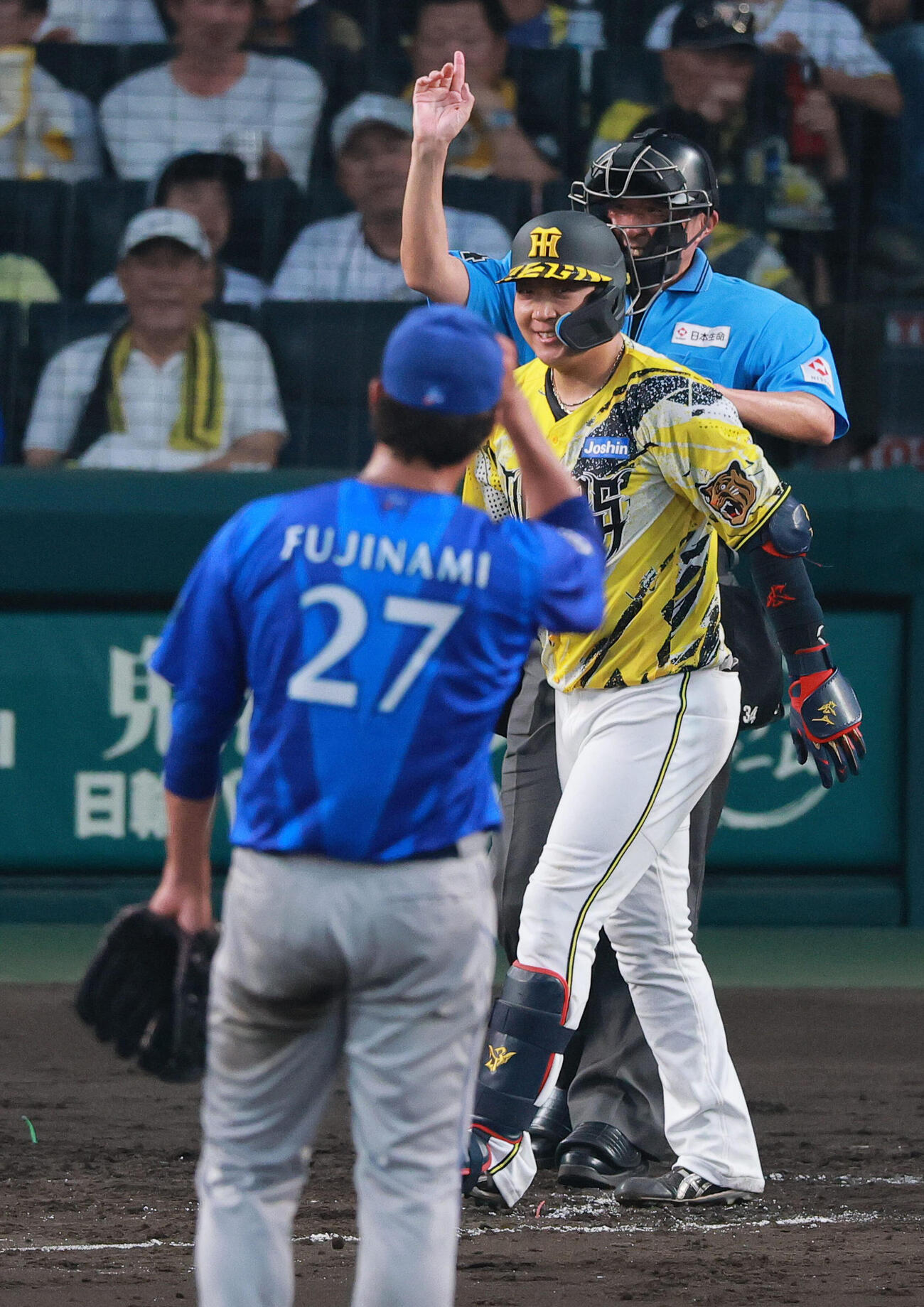 阪神対DeNA 3回裏阪神2死、大山悠輔は死球を受け一塁に向かう。投手藤浪晋太郎（撮影・上山淳一）