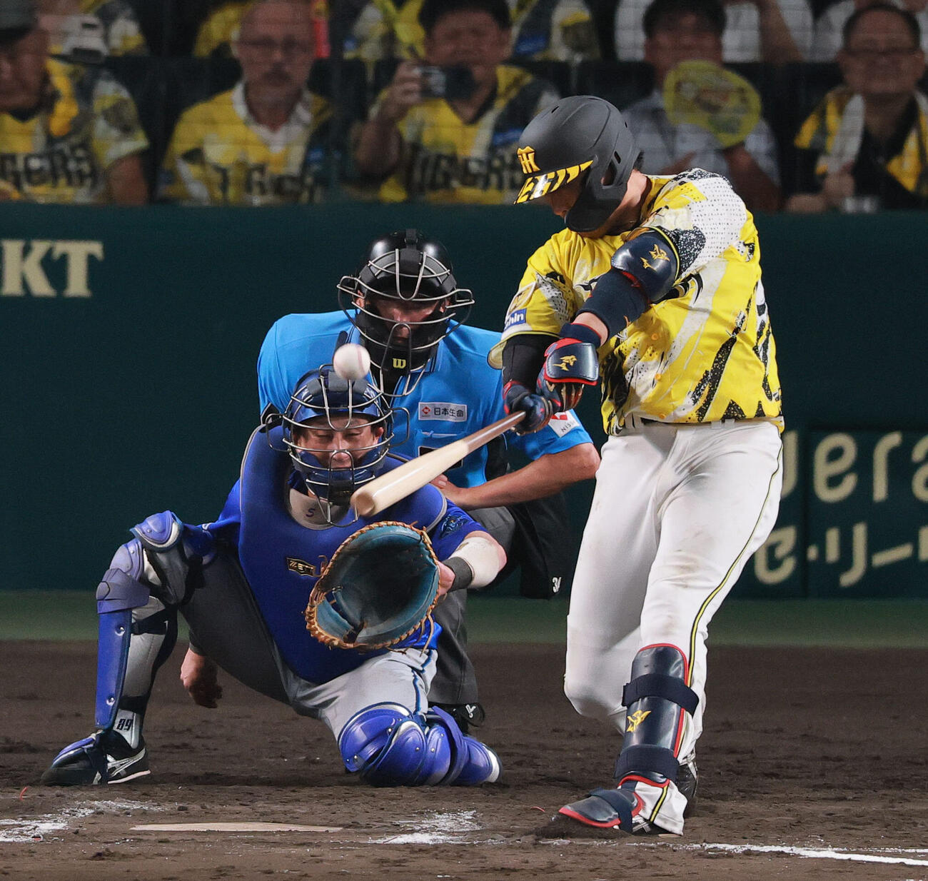 阪神対DeNA 6回裏阪神2死満塁、大山悠輔は2点適時打を放つ（撮影・上山淳一）