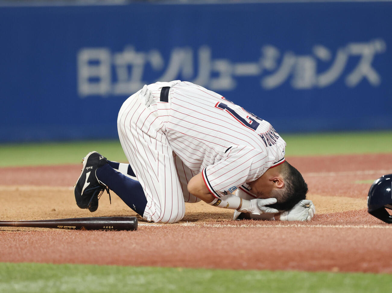 ヤクルト対中日　3回裏ヤクルト1死一塁、打球が顔に当たり痛がる中村悠平（撮影・増田悦実）