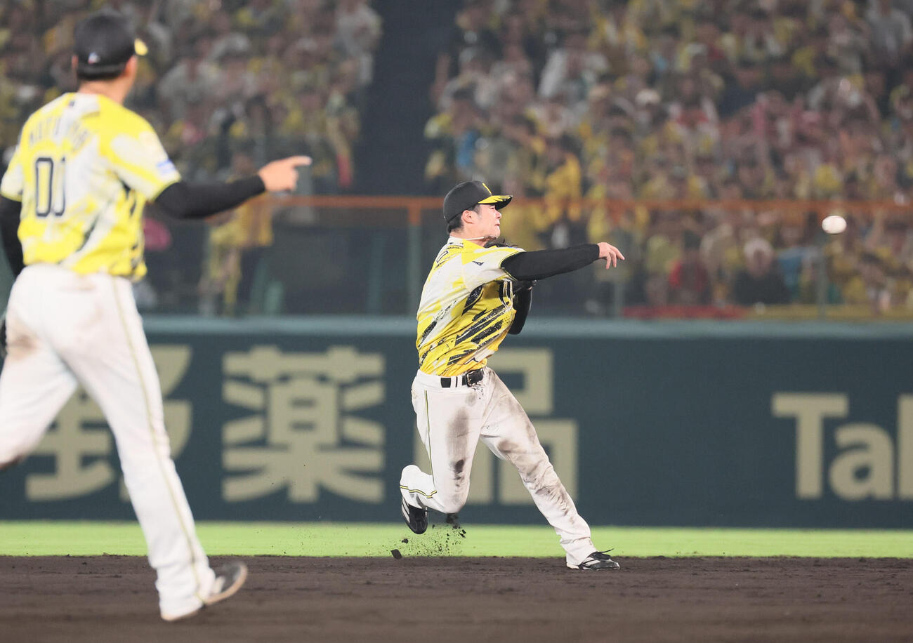 阪神対DeNA 9回表DeNA2死、中野拓夢は勝又温史の打球を好捕し二塁ゴロに仕留める（撮影・宮崎幸一）