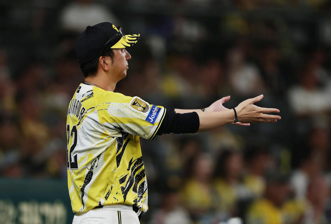 阪神対DeNA 6回裏阪神1死一、二塁、森下翔太の打球で二塁アウト判定に対してリクエストする藤川球児監督（撮影・前田充）