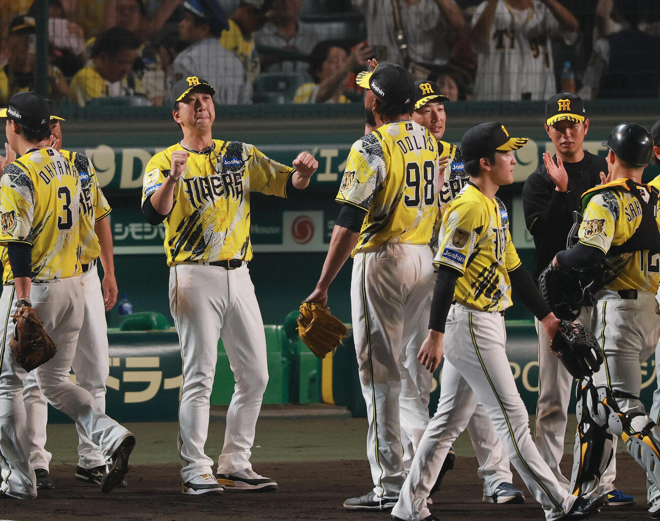 阪神対DeNA DeNAに勝利した藤川球児監督（左）はベンチ前でナインを出迎える（撮影・上山淳一）