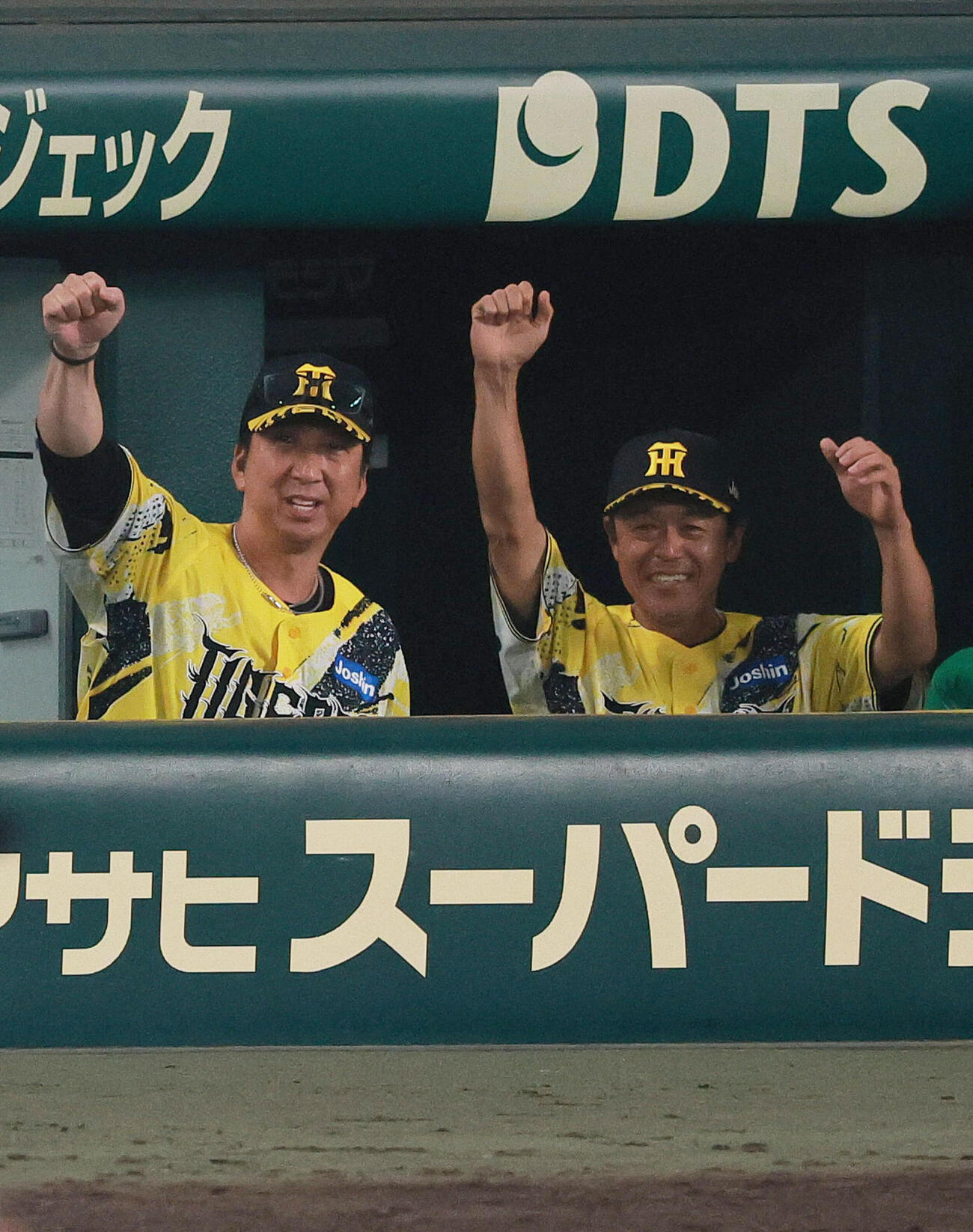 阪神対DeNA 6回裏阪神2死満塁、2点適時打を放った大山悠輔に向かってガッツポーズする藤川球児監督（左）と藤本敦士総合コーチ（撮影・上山淳一）