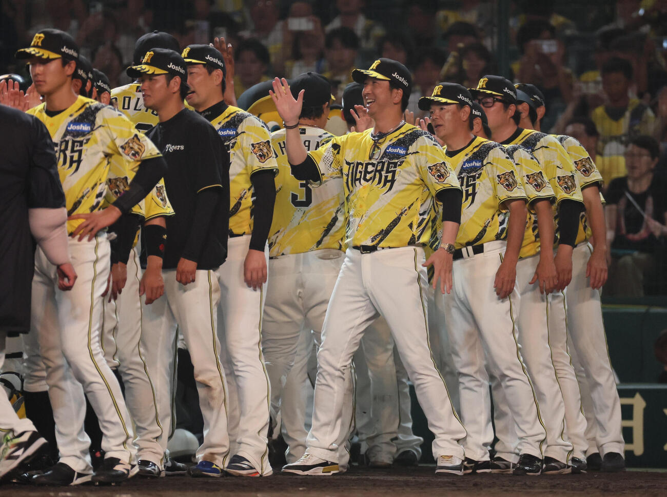 阪神対DeNA　勝利を祝う藤川球児監督（中央右）は笑顔でナインを迎える（撮影・宮崎幸一）