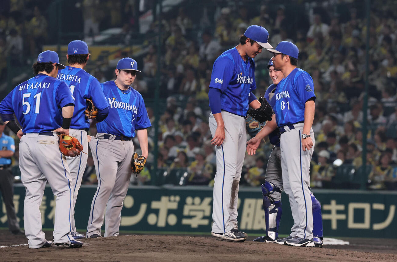阪神対DeNA 5回裏阪神2死一塁、四球を出して交代となった藤浪晋太郎（右から2人目）。右端は相川亮二監督（2026年7月22日撮影）