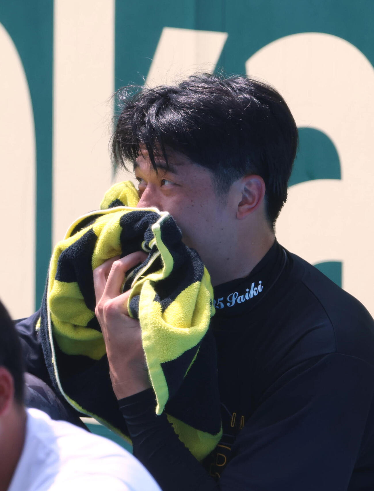 うだるような暑さにタオルで汗を拭う阪神才木浩人（撮影・白石智彦）