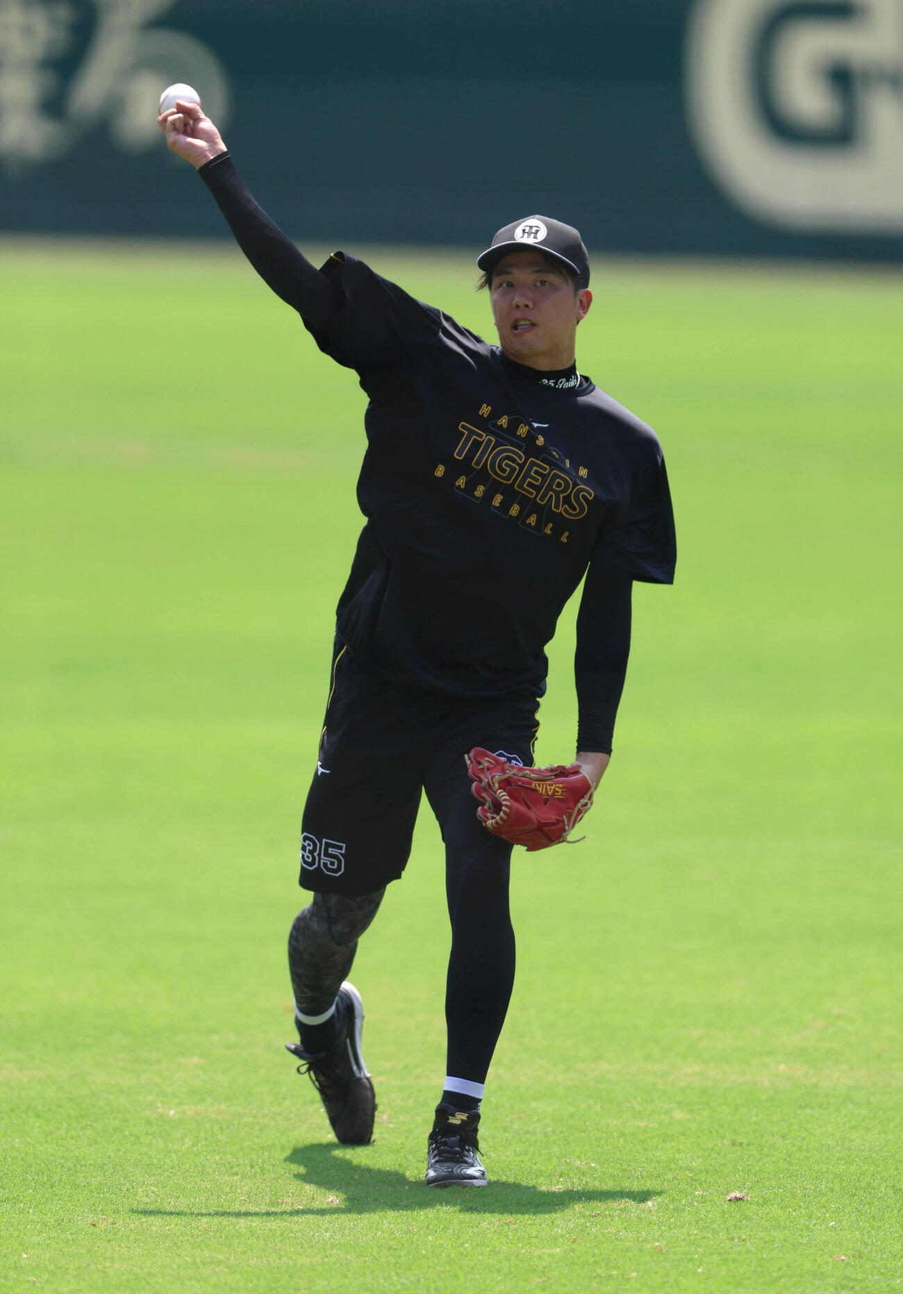 キャッチボールで汗を流す阪神才木浩人（撮影・白石智彦）