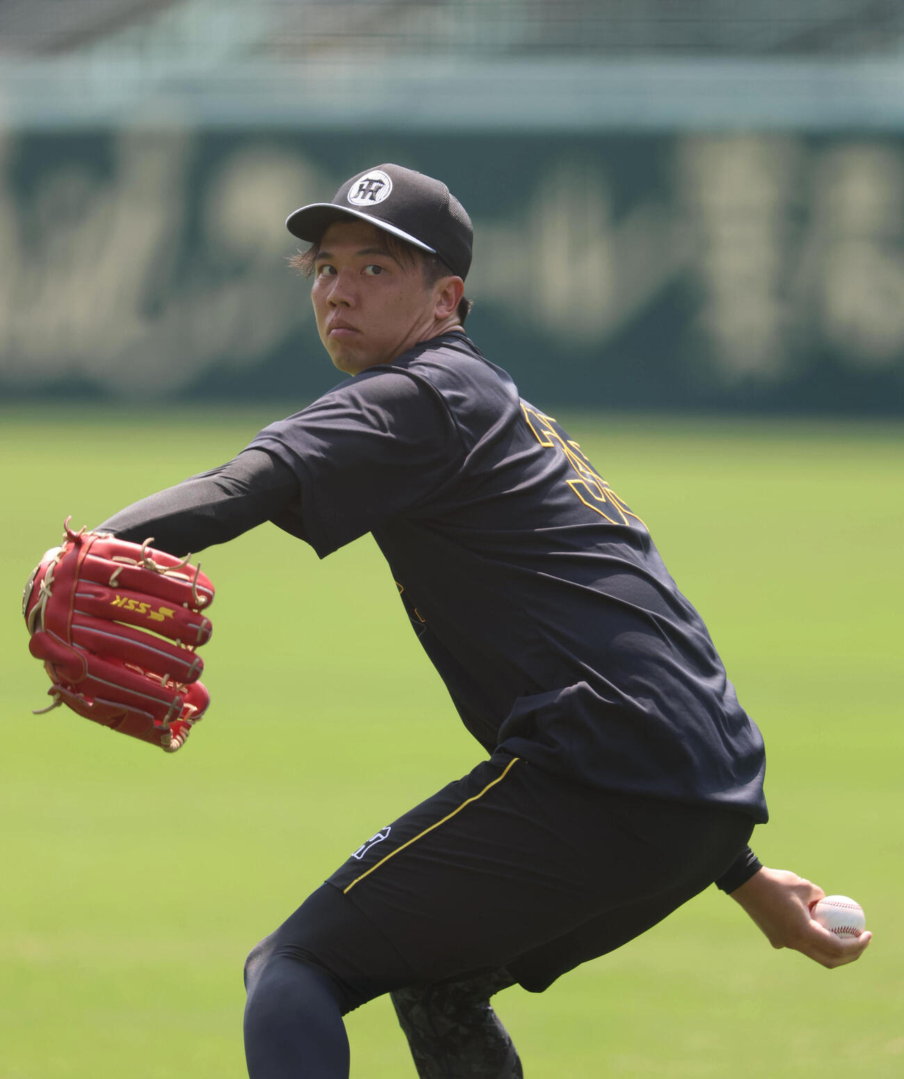 キャッチボールで汗を流す阪神才木浩人（撮影・白石智彦）