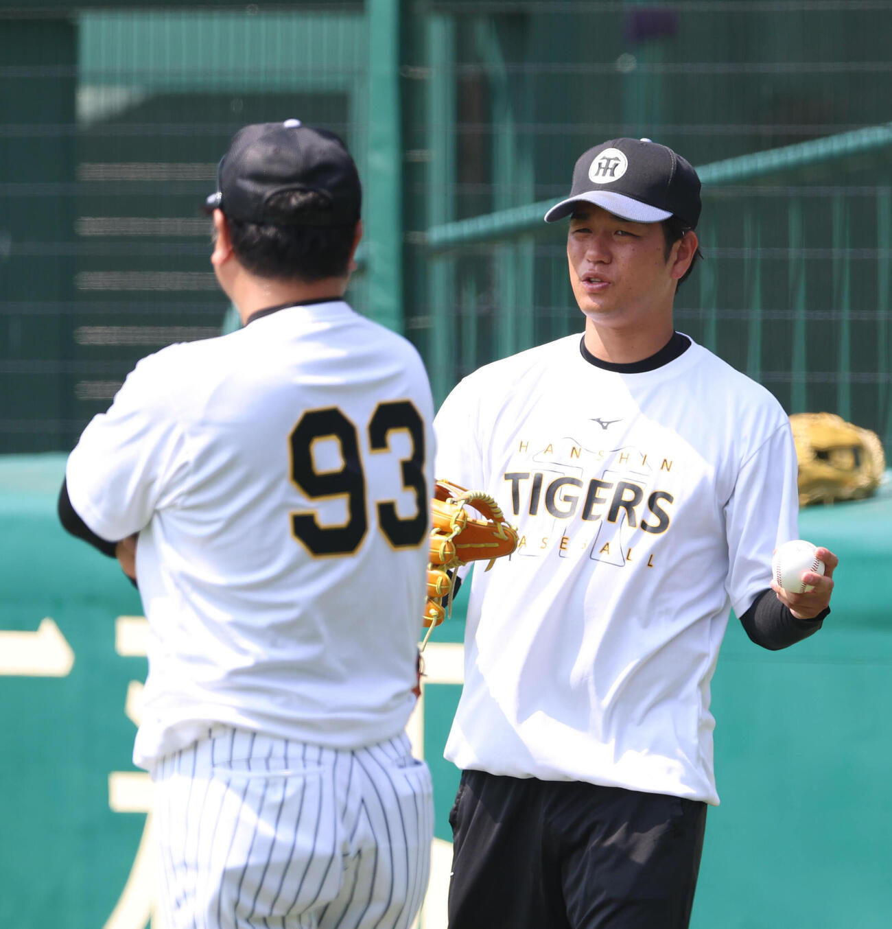 片山大樹コーチ（左）と会話しながらキャッチボールする高橋遥人（撮影・白石智彦）