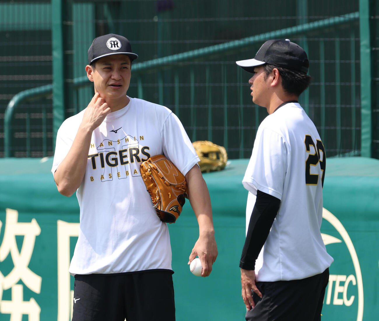 会話を交わす阪神大竹耕太郎（左）と高橋遥人（撮影・白石智彦）